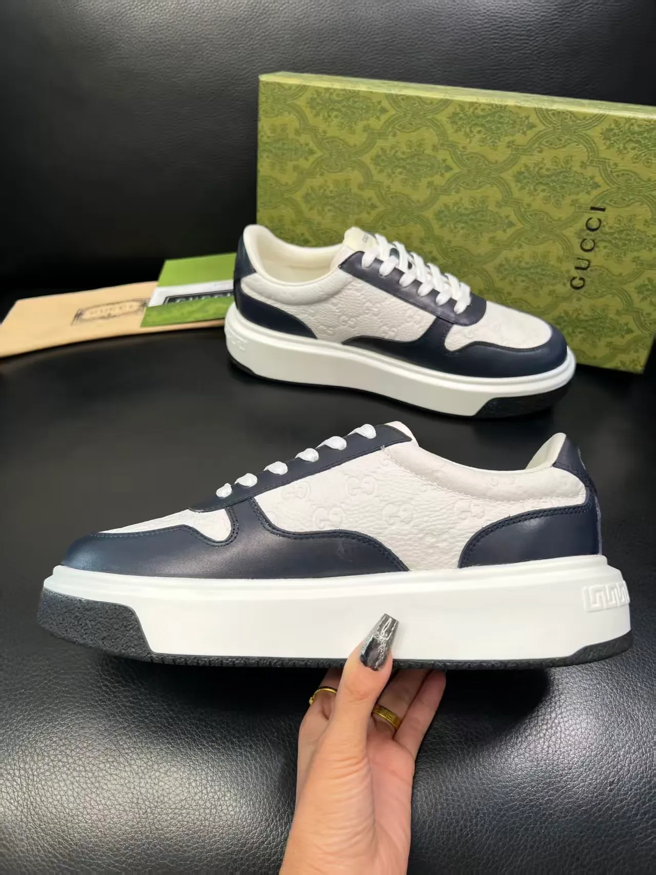 White and black P460 new men's shoes GUCCI [Lightning] latest shoes are shipped. Original quality, fashionable, made of special materials, sheepskin lining, brand new packaging. The foot feels super comfortable and the workmanship is impeccable. Size: Male 38-45.